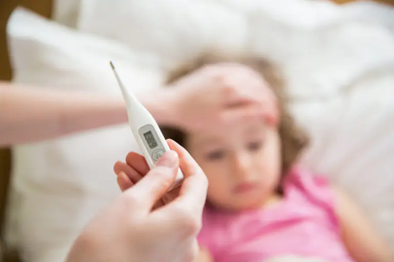 ما تحتاج معرفته عن الحمى: الأسباب، الأعراض، والعلاج
